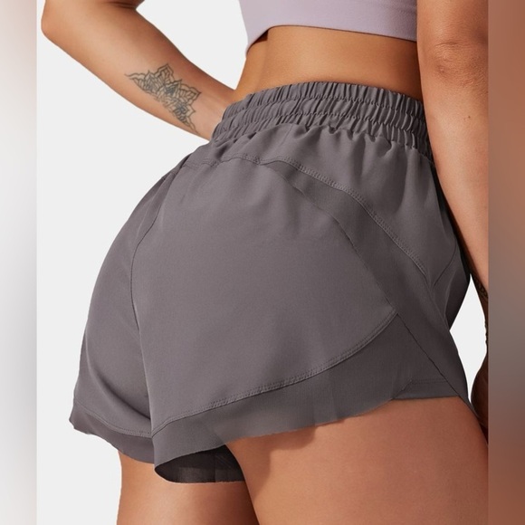 Halara Mid Rise Drawstring Contrast Mesh 2-in-1 Flowy Running Shorts 3' |NEW/NWT - Picture 2 of 11